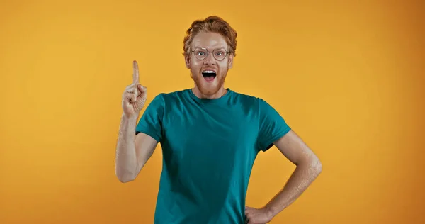 Homme Rousse Étonné Dans Des Lunettes Vue Debout Avec Main — Photo