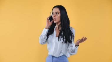 Cep telefonuyla konuşurken cesaretini kıran iş kadını sarıda izole edilmiş.