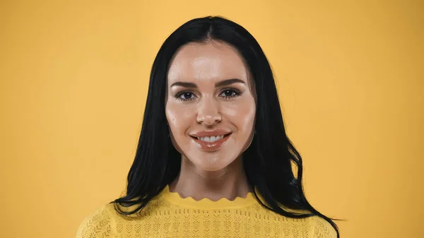 Retrato Mujer Alegre Morena Sonriendo Cámara Aislada Amarillo — Foto de Stock