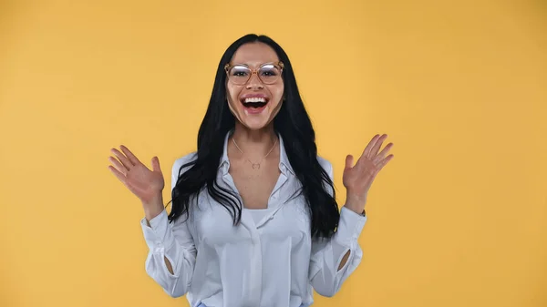 Mujer Negocios Sorprendida Gafas Que Muestran Wow Gesto Aislado Amarillo —  Fotos de Stock