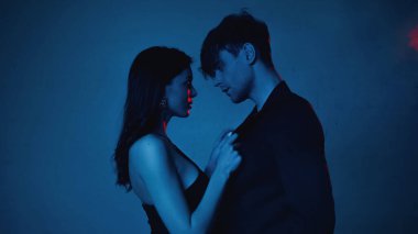 Baştan çıkarıcı bir kadının mavi üzerine erkek arkadaşının ceketine dokunması.