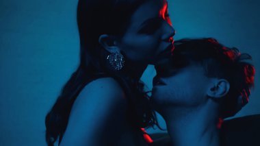 Kapalı gözlü seksi kadın, mavi gözlü erkek arkadaşın yanında.