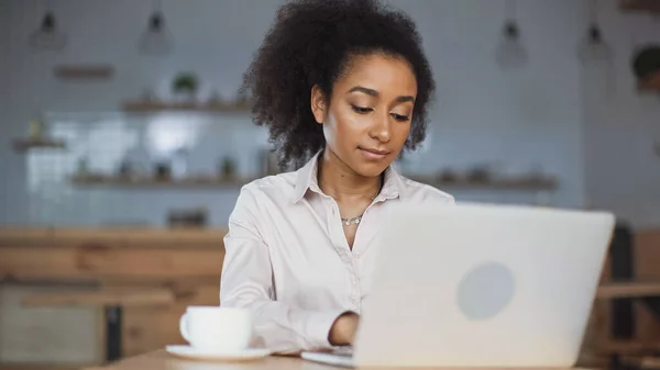 African American Businesswoman Using Laptop Cup Cafe — Stock Photo, Image