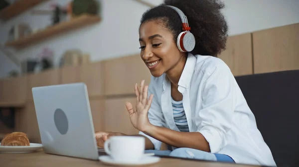 Mujer Negocios Afroamericana Feliz Auriculares Inalámbricos Que Tienen Videollamada Cafetería —  Fotos de Stock