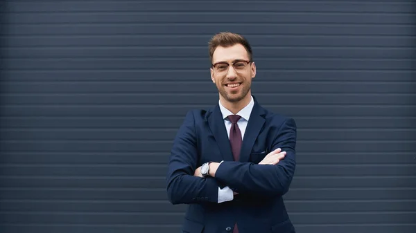 Homem Negócios Feliz Terno Sorrindo Enquanto Com Braços Cruzados — Fotografia de Stock