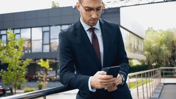 Biznesmen Okularach Garniturze Smsowanie Smartfonie Zewnątrz — Zdjęcie stockowe