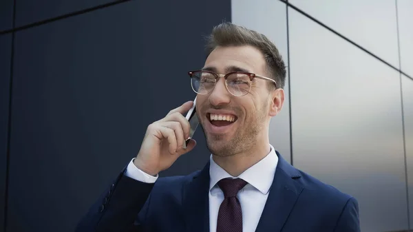 Happy Businessman Glasses Suit Talking Mobile Phone Building — Stock Photo, Image