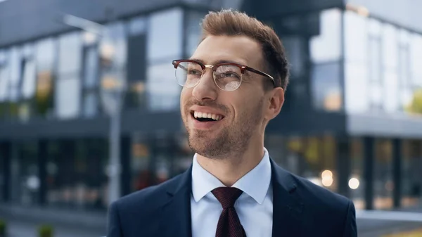 Empresário Espantado Óculos Terno Olhando Para Longe — Fotografia de Stock