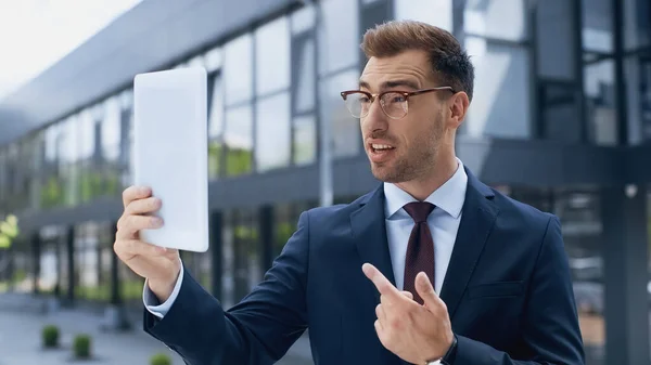 Hombre Negocios Gafas Con Videollamada Mientras Sostiene Tableta Digital Afuera — Foto de Stock