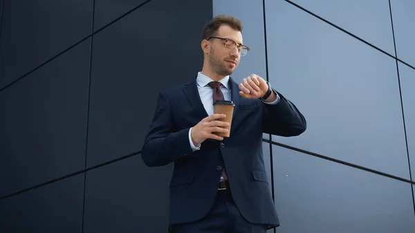 Empresário Uso Formal Segurando Café Para Olhando Para Relógio Pulso — Fotografia de Stock