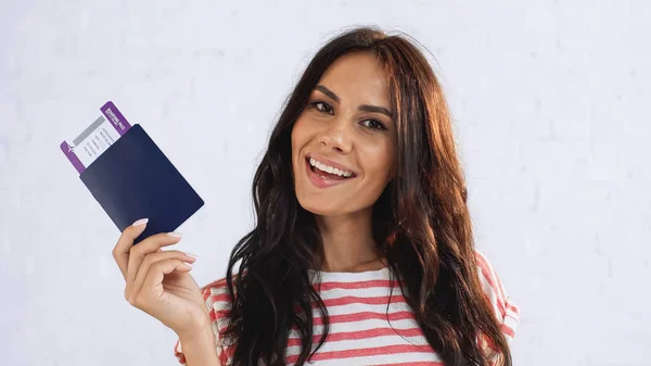 Pozytywna Kobieta Posiadająca Paszport Biletem Lotniczym Patrząc Kamerę — Zdjęcie stockowe
