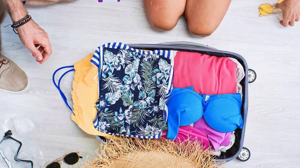 Bagajın Yanındaki Kadın Erkeğin Manzarası Yaz Kıyafetleri Para Pasaport Seyahat — Stok fotoğraf