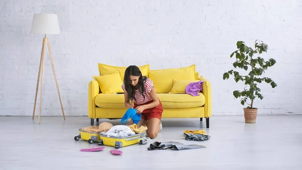 Morena Mujer Embalaje Equipaje Cerca Ropa Verano Suelo Sala Estar — Foto de Stock