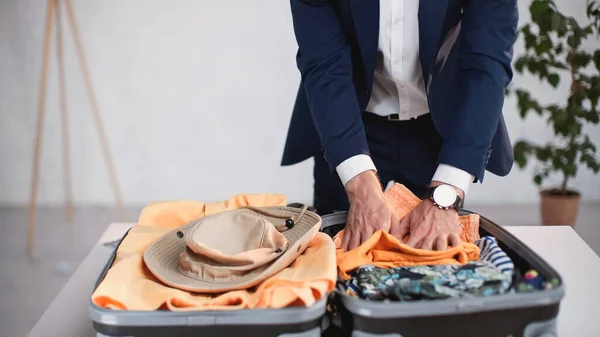 Ausgeschnittene Ansicht Von Geschäftsmann Anzug Beim Packen Der Reisetasche — Stockfoto