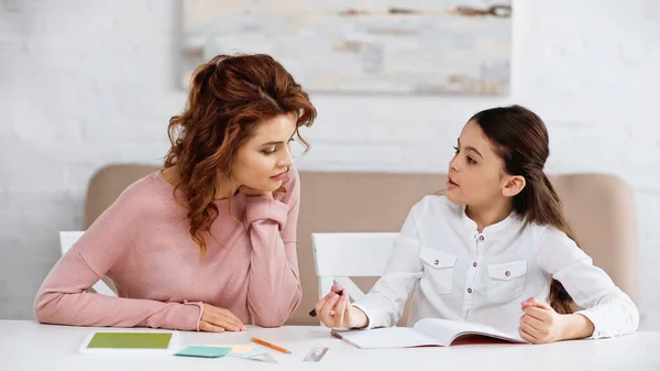 Kind Moeder Samen Huiswerk Maken Thuis — Stockfoto