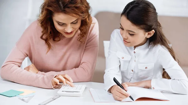 Sonriente Madre Hijo Usando Calculadora Durante Tarea —  Fotos de Stock