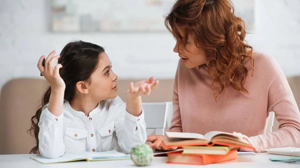 Chica Con Pluma Hablando Con Madre Mientras Hace Tarea — Foto de Stock