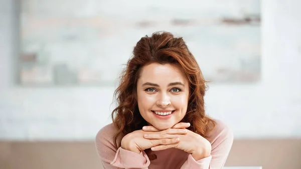 Smiling Woman Looking Camera Home — Stock Photo, Image