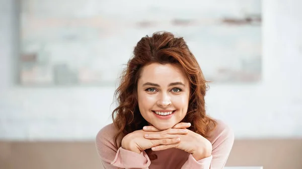 Mujer Sonriente Mirando Cámara Casa — Foto de Stock