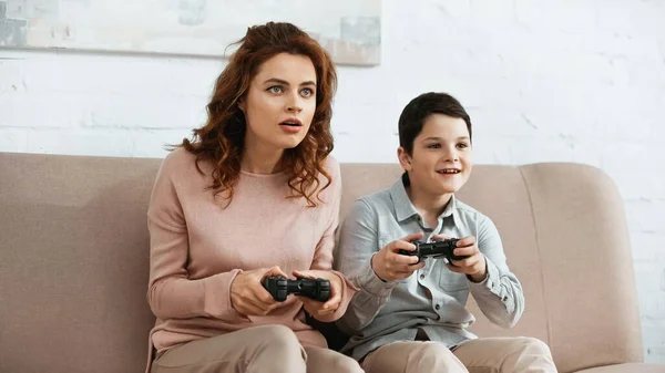 Kyiv Ukraine Abril 2019 Filho Pré Adolescente Sorridente Jogando Videogame — Fotografia de Stock