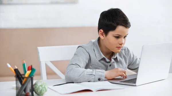Хлопчик Використовує Ноутбук Біля Ноутбука Вдома — стокове фото