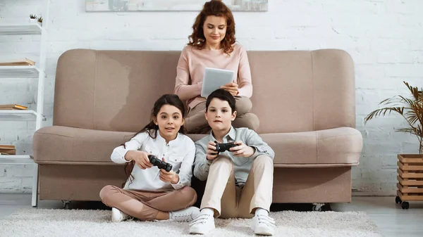 Kyiv Ucrania Abril 2019 Niños Con Joysticks Suelo Cerca Madre — Foto de Stock