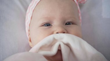 Yumuşak oyuncaklı şirin bebeğe yaklaş 