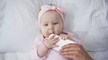 Annesinin yanında bebek emen akıllı telefon manzarası.