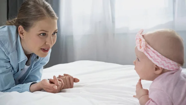 Madre Mirando Bebé Bebé Diadema Arrastrándose Cama — Foto de Stock