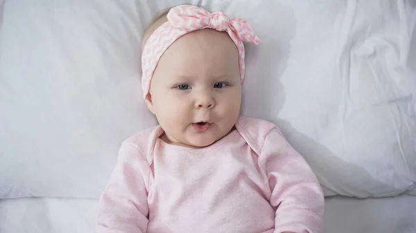 Top View Infant Girl Headband Looking Camera While Lying Bed — Stock Photo, Image