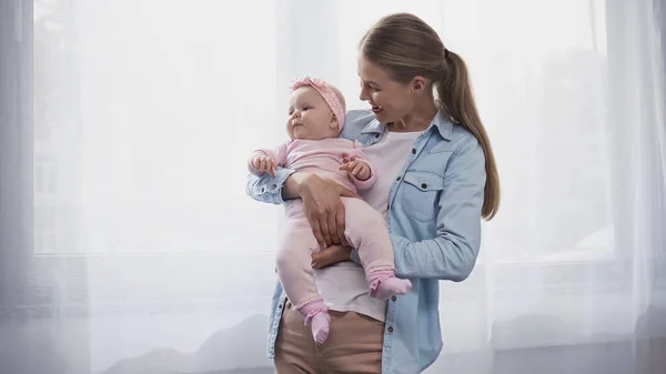 Mãe Feliz Segurando Nos Braços Bebê Filha — Fotografia de Stock