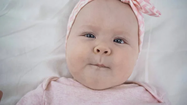 Vista Superior Bebê Adorável Olhando Para Câmera — Fotografia de Stock