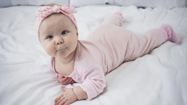 Engraçada Bebê Menina Cabeça Com Arco Deitado Cama — Fotografia de Stock