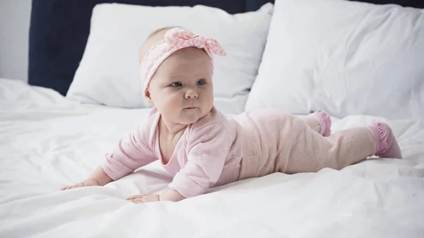 Bebê Menina Cabeça Com Arco Deitado Cama — Fotografia de Stock