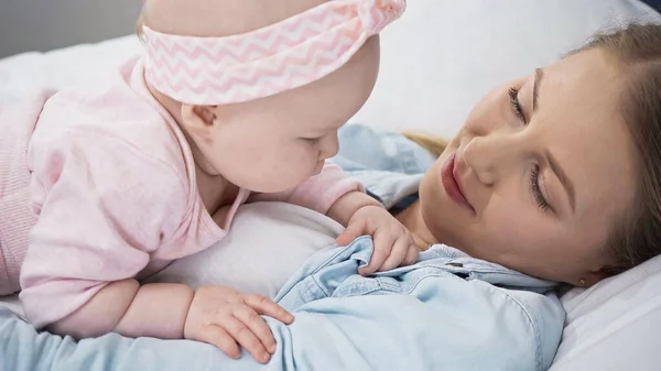 Leende Mor Ligger Med Spädbarn Flicka — Stockfoto