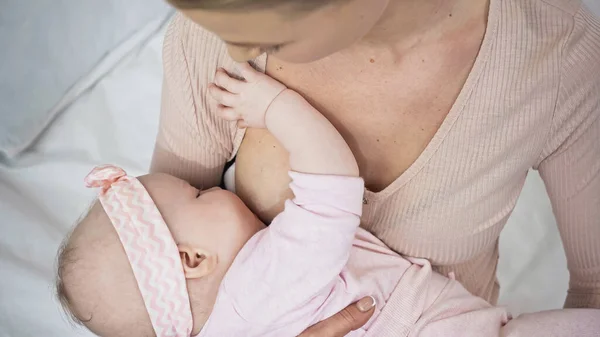 Vista Aérea Mujer Amamantando Bebé Casa — Foto de Stock