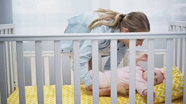 Mãe Feliz Colocando Criança Infantil Berço Bebê — Fotografia de Stock