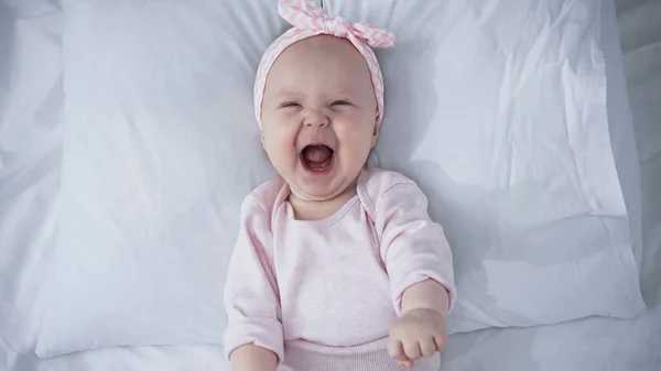 Top View Baby Girl Headband Bow Crying While Lying Bed — Stock Photo, Image