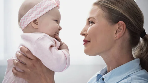 Vista Lateral Madre Feliz Sosteniendo Brazos Niña — Foto de Stock