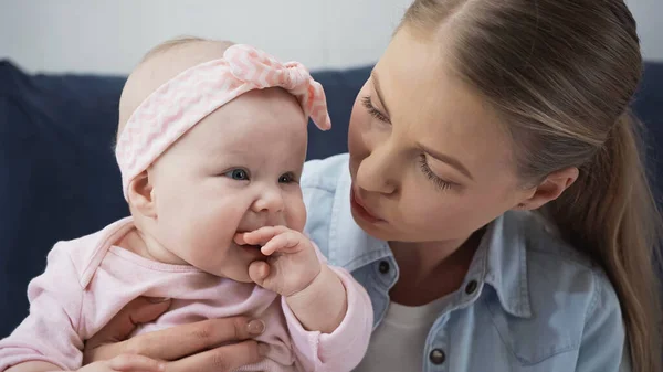 Omtänksam Mor Tittar Spädbarn Dotter Suger Fingrar — Stockfoto