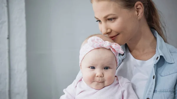 Mãe Feliz Cheirando Cabelo Filha Infantil — Fotografia de Stock