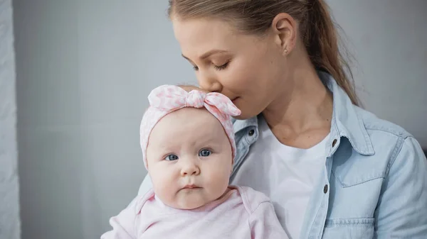 Matka Vonící Vlasy Kojenecké Dcery — Stock fotografie