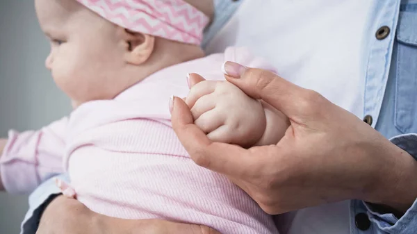 Mãe Segurando Minúscula Mão Filha Infantil Fundo Borrado — Fotografia de Stock