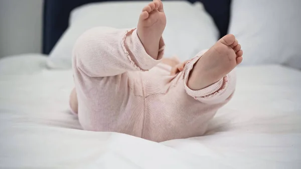 Vista Cortada Bebê Descalço Deitado Cama — Fotografia de Stock
