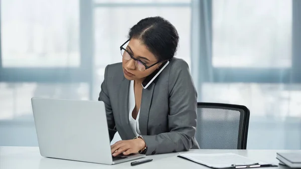 African American Businesswoman Talking Mobile Phone Laptop Desk — Stock Photo, Image