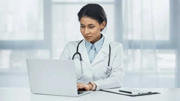 African American Doctor Using Laptop Clipboard Desk — Stock Photo, Image