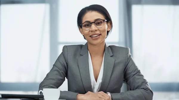 Lächelnde Afrikanisch Amerikanische Geschäftsfrau Mit Brille Die Die Kamera Schaut — Stockfoto