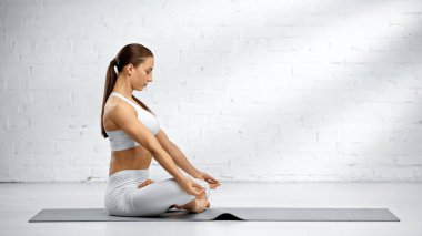 Yoga pozunda meditasyon yapan bir kadın. 