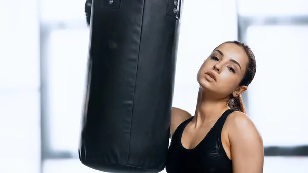 Mujer Joven Cansada Guante Boxeo Descansando Cerca Del Saco Boxeo —  Fotos de Stock