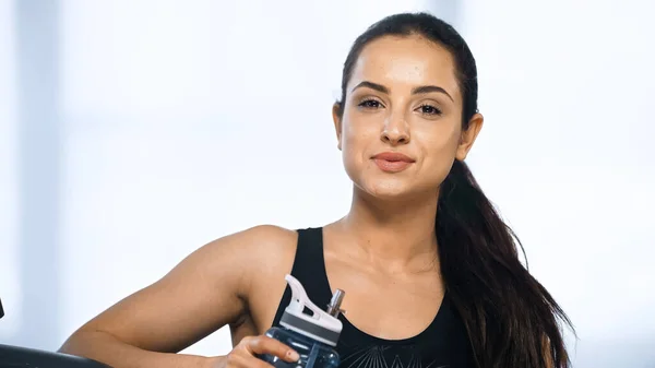 Lächelnde Und Sportliche Frau Mit Sportflasche Und Wasser Fitnessstudio — Stockfoto